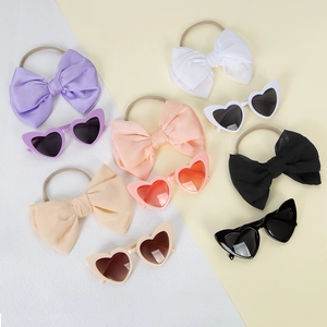 Set accessori capelli bimba con fascia fiocco in raso e occhiali da sole a forma di cuore