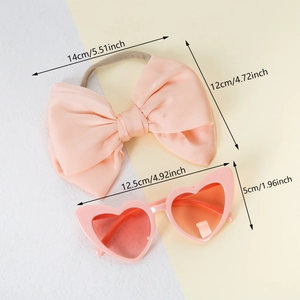 Set fascia con fiocco in raso rosa e occhiali da sole a forma di cuore per neonata