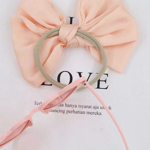 Fascia con fiocco in raso rosa e occhiali da sole a cuore coordinati per bimba