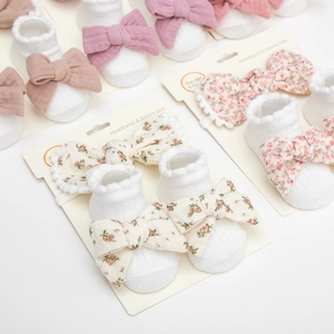 Detail von Baby Stirnband und Spitzensocken Set mit floralen Schleifen für Alter 0-2