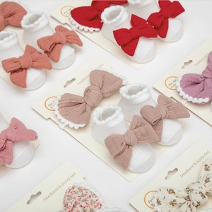 Auswahl an Baby-Stirnband und Socken-Sets in verschiedenen Farben für Kleinkinder