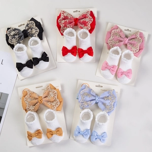 Coffret détaillé de bandeaux bébé en dentelle et chaussettes assorties en cinq couleurs