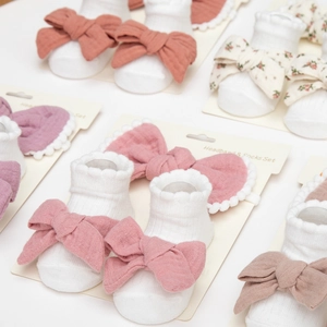 Baby Haarband und Socken Geschenkset mit strukturierten Schleifen in sanften Farben