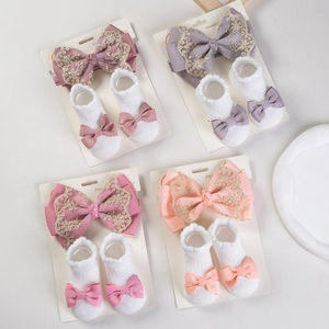 Détails du coffret cadeau bandeau bébé avec nœud en dentelle et chaussettes assorties