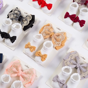 Détail du coffret bandeau et chaussettes pour bébé en plusieurs coloris sur carton