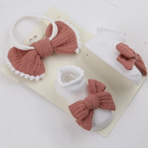 Baby Haarband und Socken Set mit weinroten Schleifen und Spitzenbesatz auf Weiß