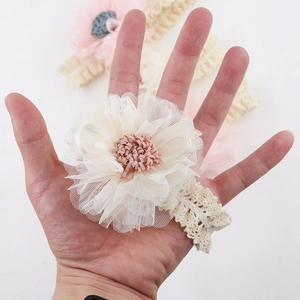 Dettaglio della fascia per neonati in cotone con fiori in tulle e pizzo morbido