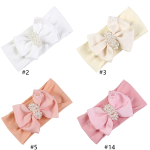 Lot de quatre bandeaux élastiques pour bébé avec nœuds en perles et fleurs en dentelle