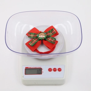 Bandeau à nœud rouge festif avec motif à carreaux et écusson de dessin animé