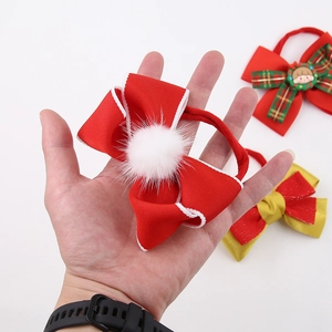 Détail d'un nœud de Noël rouge avec pompon blanc et motifs de rubans festifs
