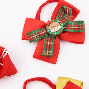 Détail du bandeau de Noël rouge avec poupée de dessin animé et ruban à carreaux