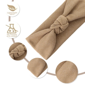 Breathable khaki knot headband for babies made of lightweight fabric without fluorescents