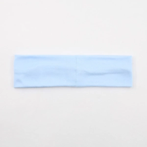 Vue détaillée du bandeau élastique en coton bleu clair pour sport et maquillage