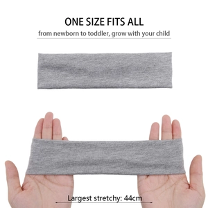 Détail du bandeau élastique en coton gris étiré pour démontrer sa grande flexibilité