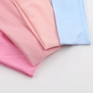Texture détaillée des bandeaux de yoga élastiques en rose pastel et bleu clair