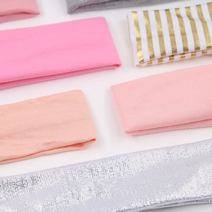 Détails de bandeaux de yoga colorés en rose, rayures dorées et textures argentées