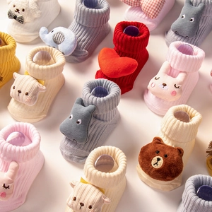 Vue détaillée de diverses chaussettes de bébé avec poupées d'animaux 3D en plusieurs couleurs