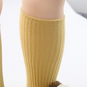 Gros plan détaillé sur les chaussettes jaunes pour bébé en maille côtelée élastique