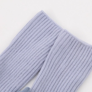 Gros plan détaillé des poignets en tricot côtelé lavande pour chaussettes de bébé