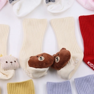 Détail de chaussettes d'hiver pour bébé avec oursons 3D en plusieurs couleurs