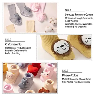 Detail von Baby-Baumwollsocken mit 3D-Plüschtieren und gerippten, rutschfesten Bündchen