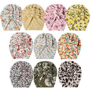 Collection de dix turbans pour bébés en coton avec divers motifs floraux et nœuds
