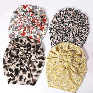 Lot de quatre turbans en coton pour bébé avec nœuds aux motifs floraux et léopard