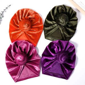 Flachbild von Baby-Turbanen aus Samt in Orange, Olivgrün, Rosa und Lila Farben