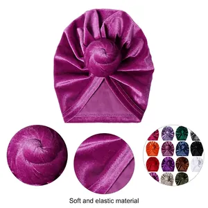 Lila Samt-Turban-Mütze für Babys mit Knotendesign vorne und in vielen Farben erhältlich