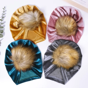 Baby-Turbanmützen aus Samt mit Kunstpelz-Pompon in Gelb, Rosa, Blau und Grautönen