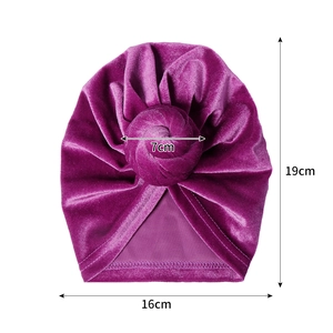 Baby-Turban-Mütze aus Samt in Lila mit Knoten-Detail und elastischem Innenfutter 19x16cm