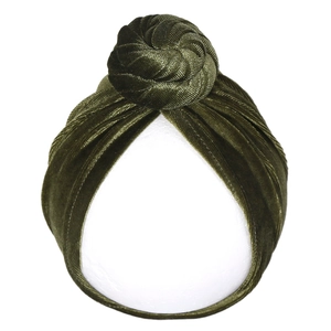 Detaillierte Textur von dunkelgrünem Samt-Babyturban mit Spiralknoten-Design und weichem Finish