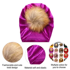 Lila Samt Baby Turban Mütze mit großem flauschigem Kunstpelz Bommel und Knotendesign