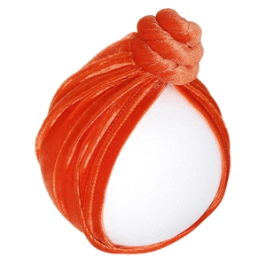 Detail eines Baby-Samt-Turbans mit orangefarbener Textur und stilvollem Knoten oben