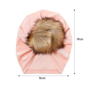 Rosa Samt Babymütze mit Kunstpelz-Bommel, Maße 19 cm hoch und 16 cm breit