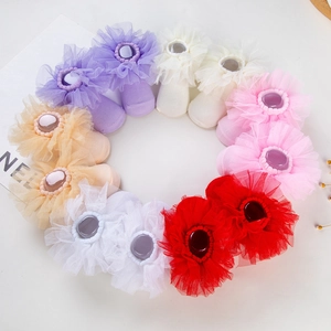 Détail de chaussettes en coton pour filles avec grandes fleurs en maille et boutons brillants