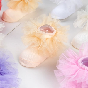 Détail de chaussettes à dentelle pour filles en coton doux abricot blanc et rose
