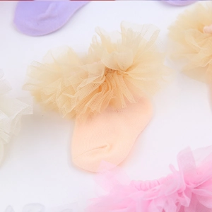 Détail macro de bordure en dentelle multicouche sur chaussettes en coton pour filles