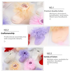 Détail de chaussettes en coton pour bébé avec bordure en dentelle de maille multicouche