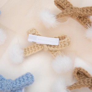 Détails de barrettes en coton tricotées main avec pompons blancs et clips de protection