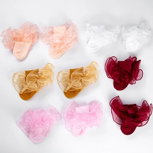 Détail des finitions en dentelle sur chaussettes en coton respirant pour filles colorées