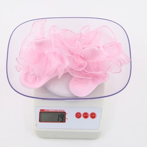Chaussettes en coton rose avec dentelle et volants en organza pesant 19g sur balance
