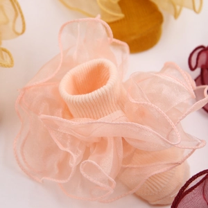 Détail de chaussettes roses pour bébé en coton avec dentelle élégante et volants en tulle