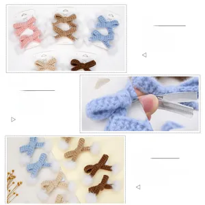 Détails des barrettes en coton crochetées à la main avec de jolis pompons blancs