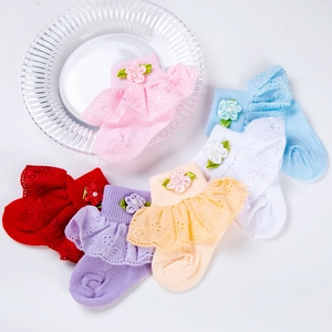 Details von Baby-Baumwollsocken mit doppellagigen Spitzenrüschen und Stoffblumen