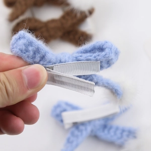 Ensemble de barrettes à nœuds tricotés bleu clair faits main avec pompons en fourrure