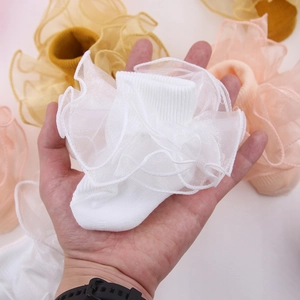 Gros plan de chaussettes en coton blanc pour filles avec dentelle multicouche douce