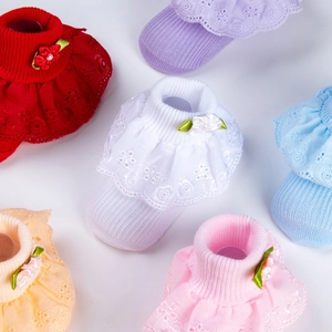 Detailansicht der Baby-Baumwollsocken mit Spitzenrüschen und Satinblüten in sechs Farben