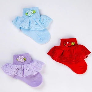 Detailansicht von Baumwoll-Babysocken mit Spitzenrüschen und handgefertigten Stoffblumen