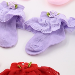 Detail von Baby-Baumwollsocken mit Spitzenrüschen, handgefertigten 3D-Blumen und Perlen